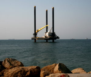 Offshore_platform_on_move_to_final_destination,_Ilha_de_Luanda