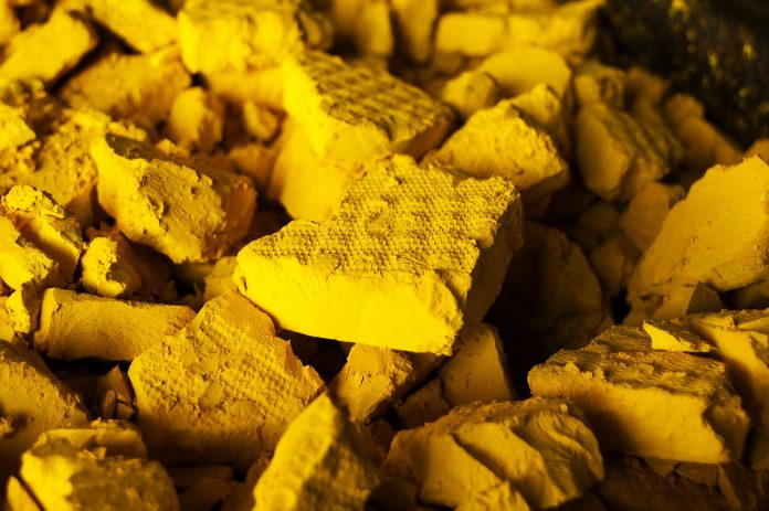 A photo of yellow cake uranium, a solid form of uranium di Nuclear Regulatory Commission CC BY 2.0