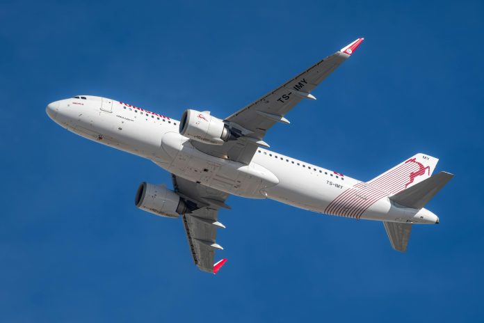Aereo TunisAir che sta decollando